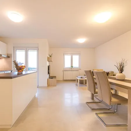 Geraeumige Mit Zwei Schlafzimmern In * Pula